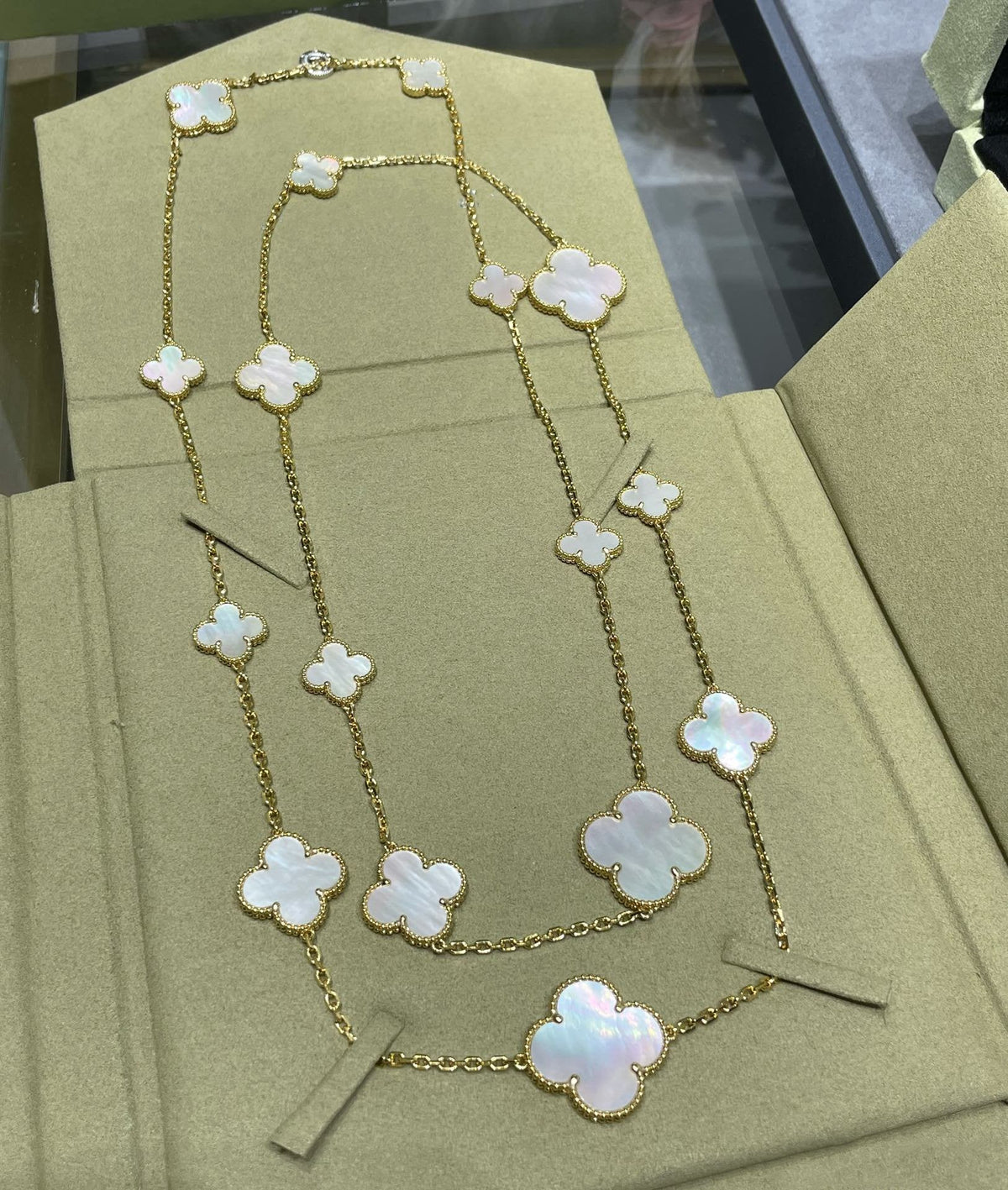 VCA CLOVER 16 MOTIF WHITE MOP GOLD NECKLACE